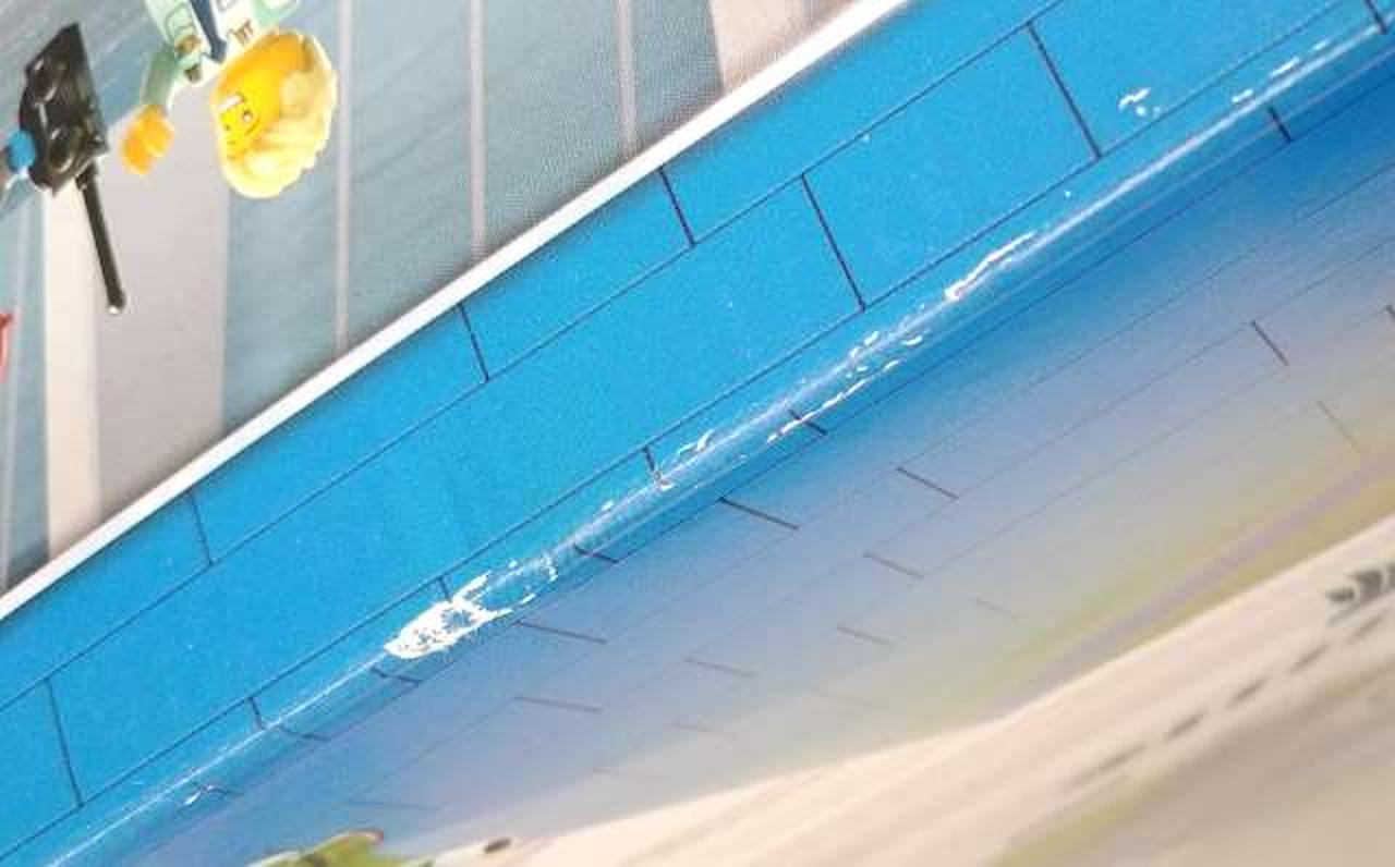 箱に傷みがあります。