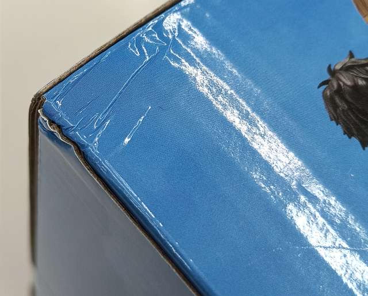 箱に傷みがあります。