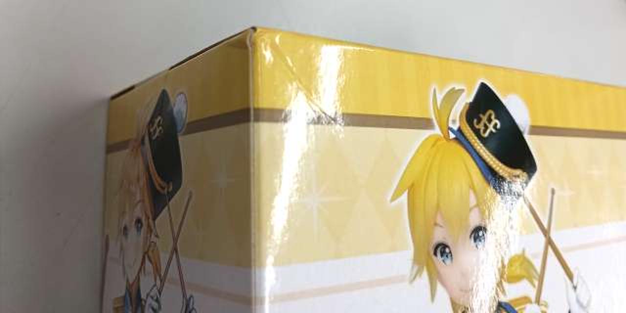 箱に傷みがあります。