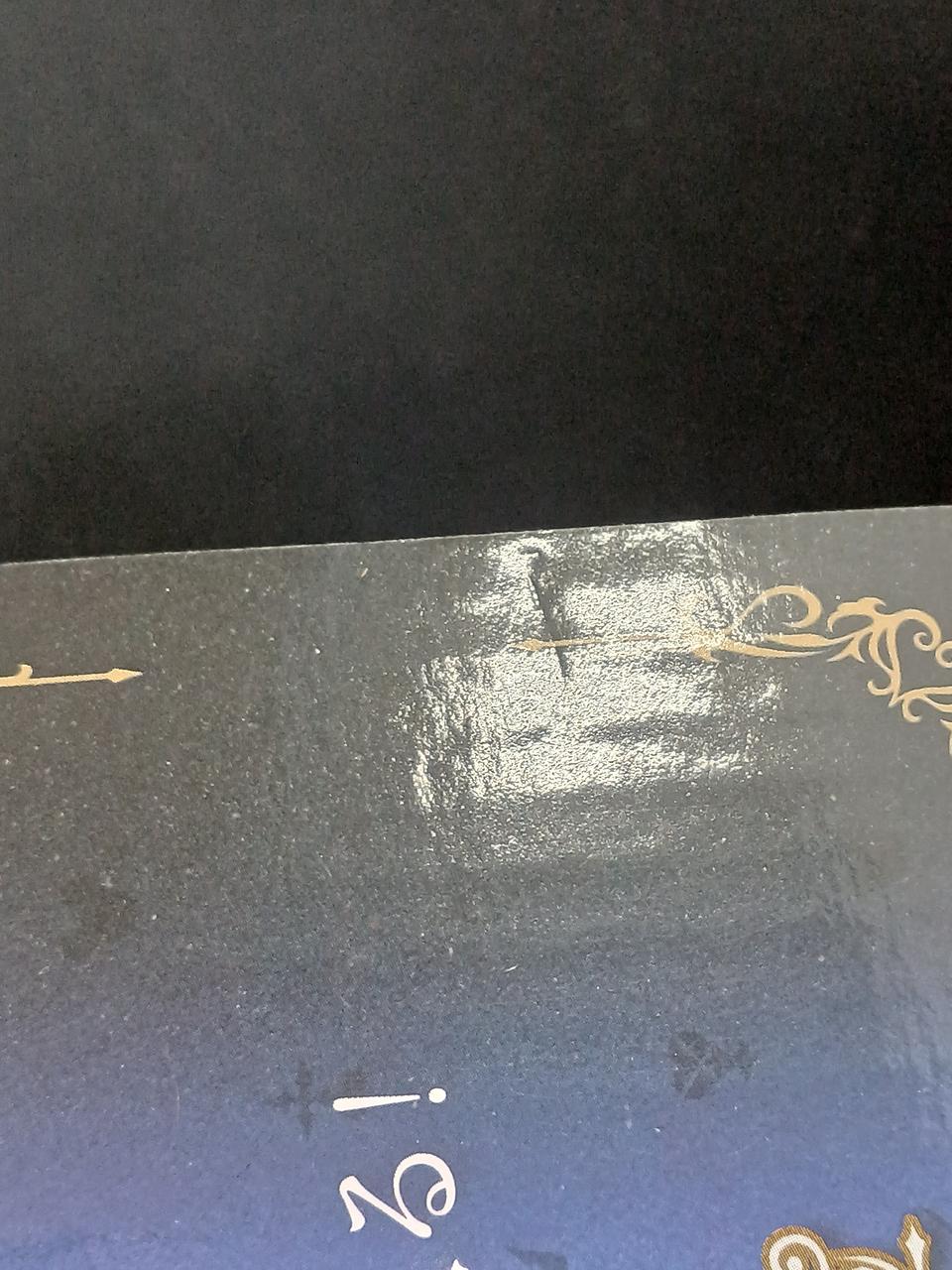 箱に傷が見受けられます。