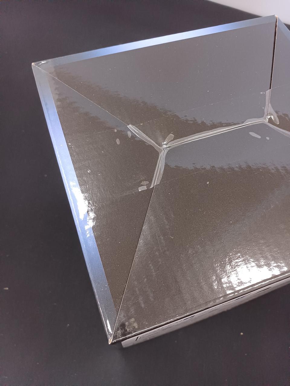箱に傷が見受けられます。
