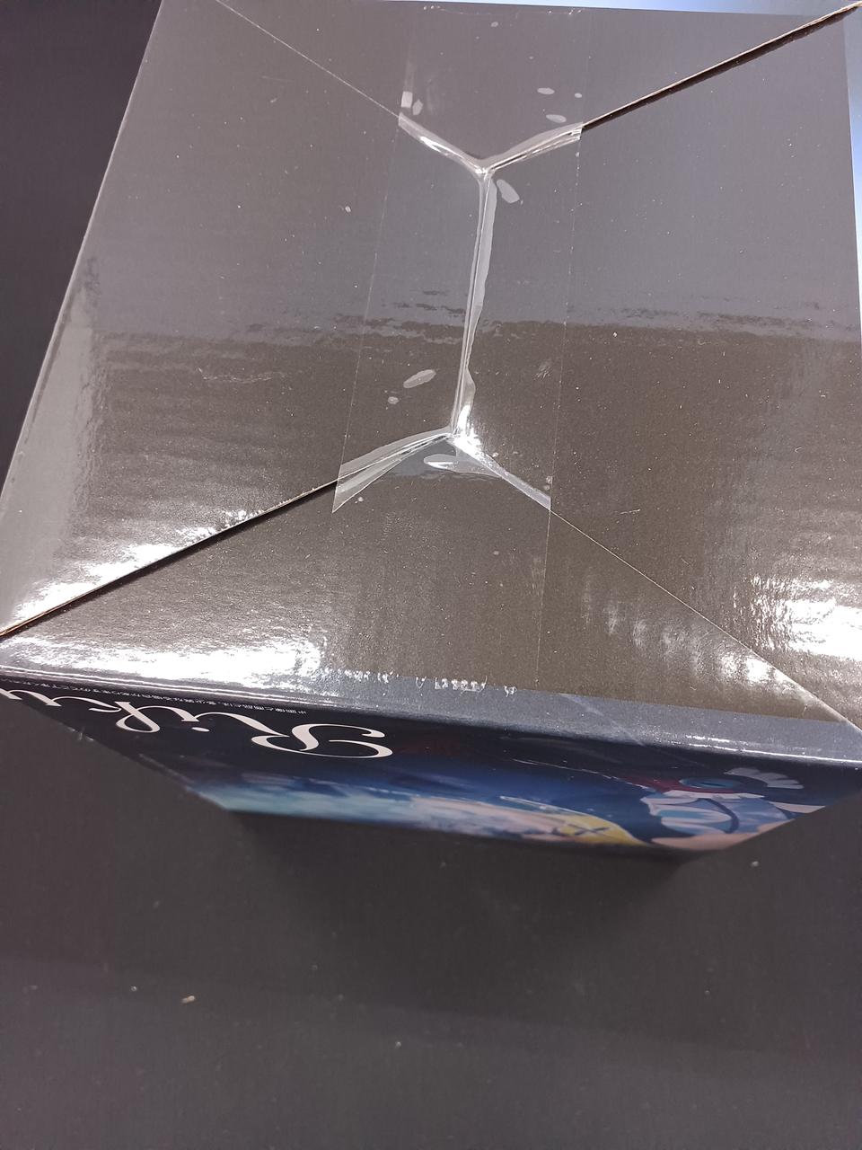 箱に傷が見受けられます。
