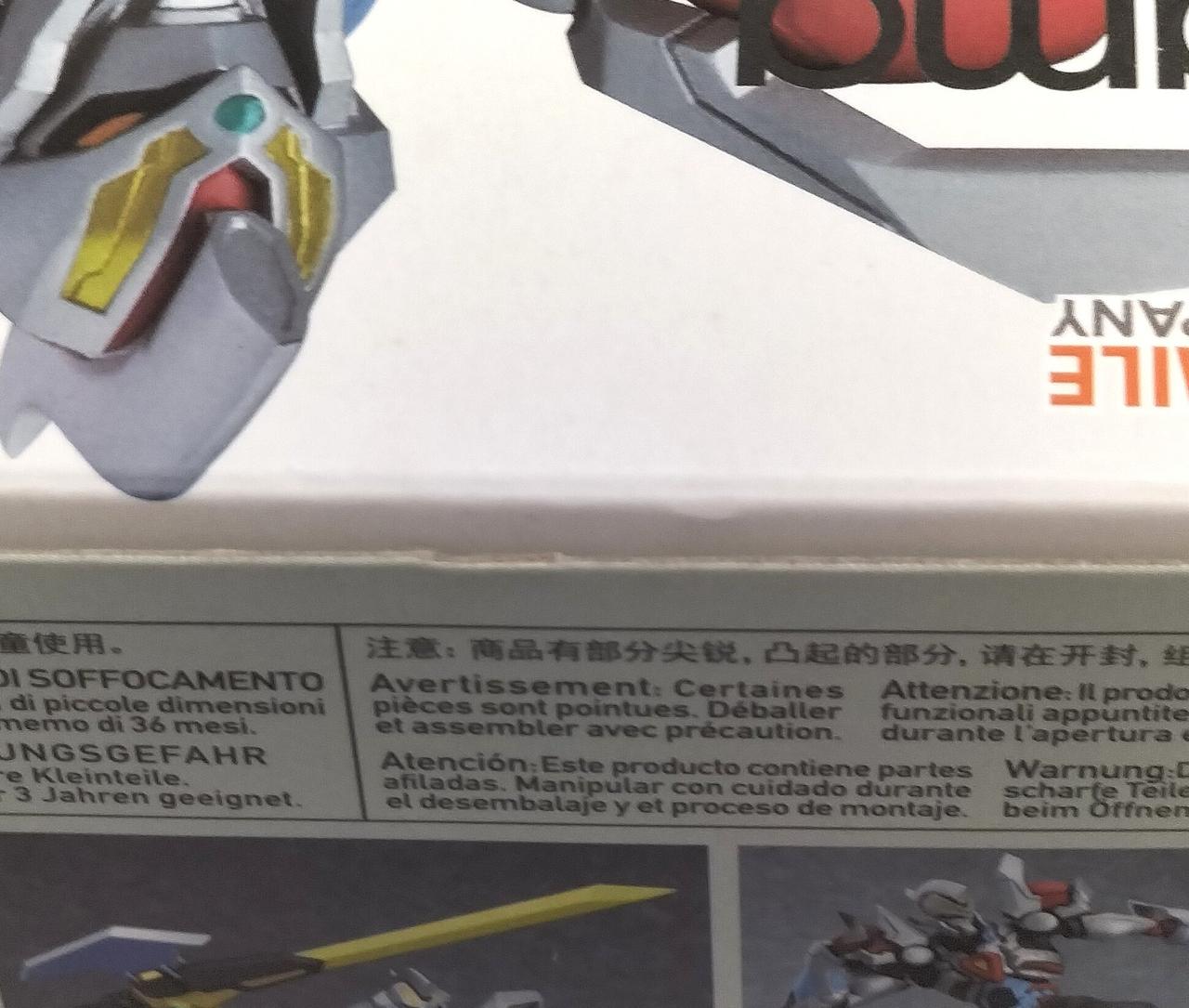 箱に傷が見受けられます。