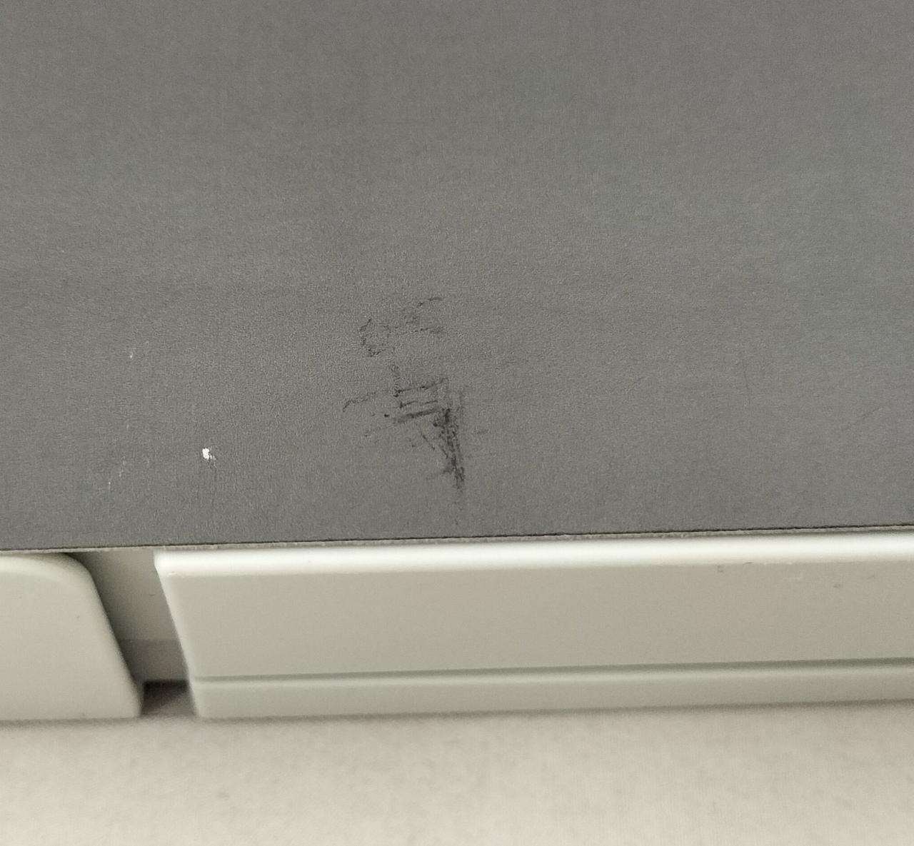 キズが見受けられます。