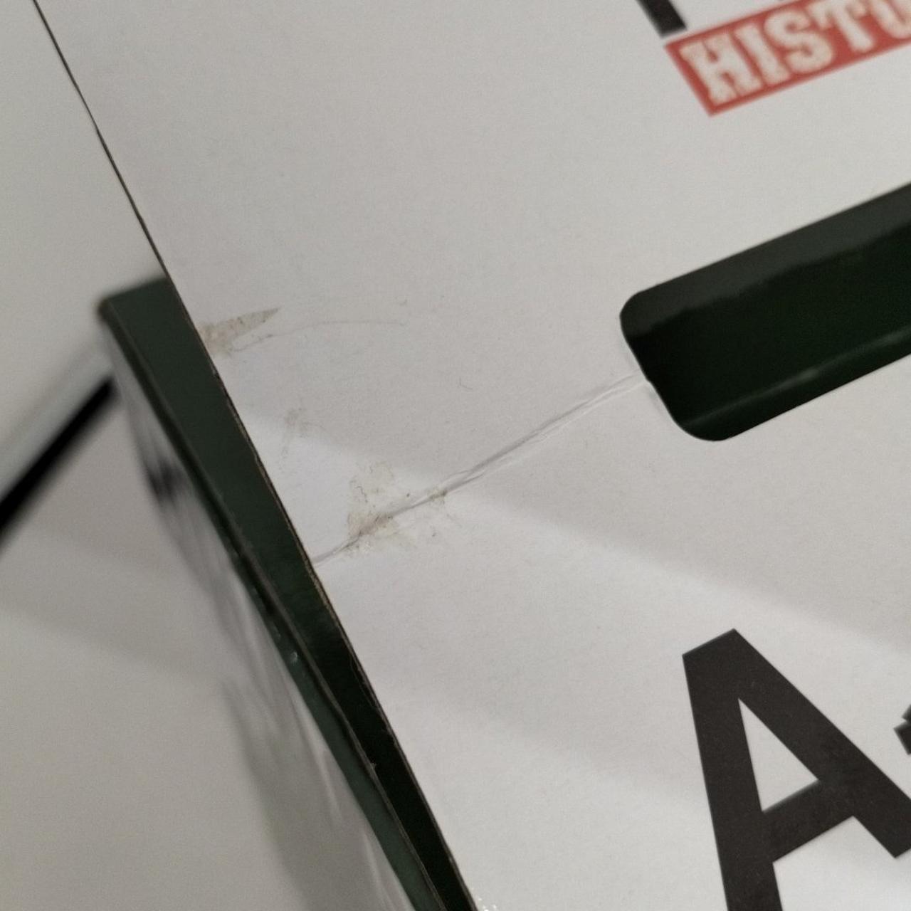 折れ、汚れが見受けられます。