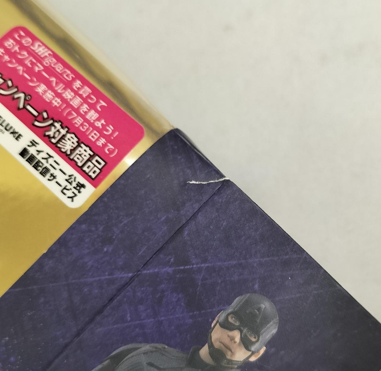 写真の箇所以外も含め箱に傷みがあります。