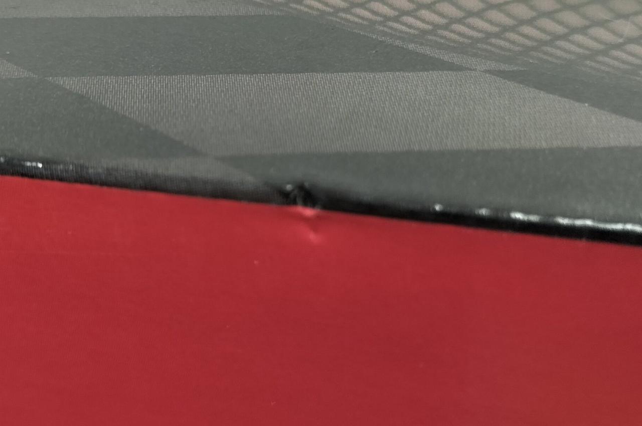 箱に凹みが見受けられます。