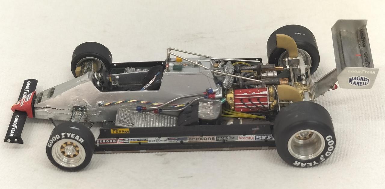 前部分にひび割れがあります。