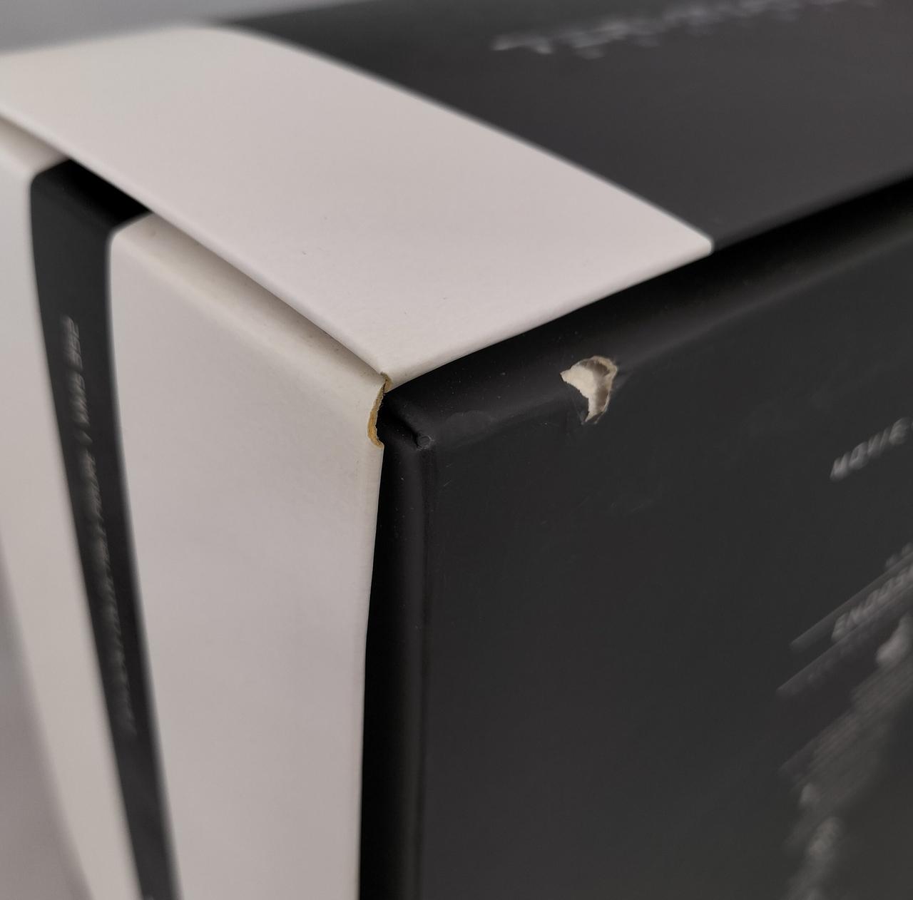 箱全体に傷みが見受けられます。