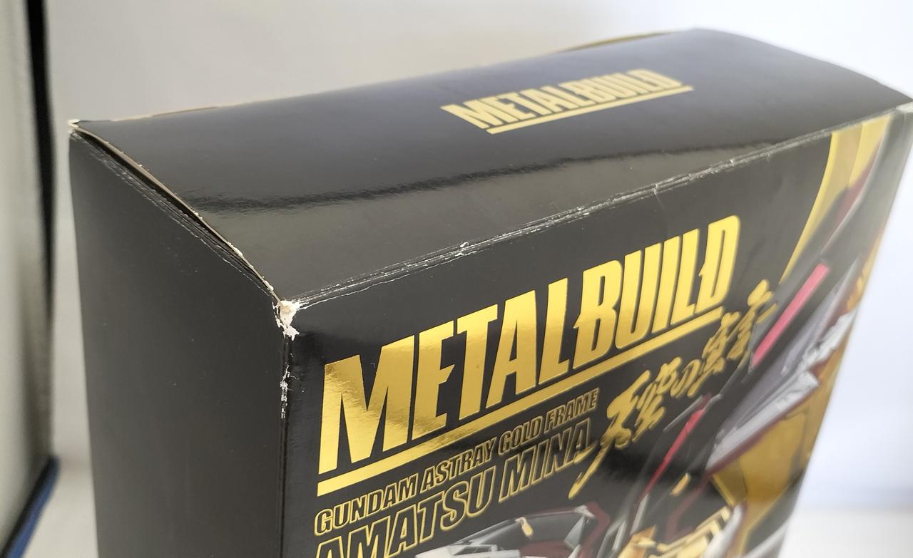 写真の箇所以外含め箱全体に傷みがあります