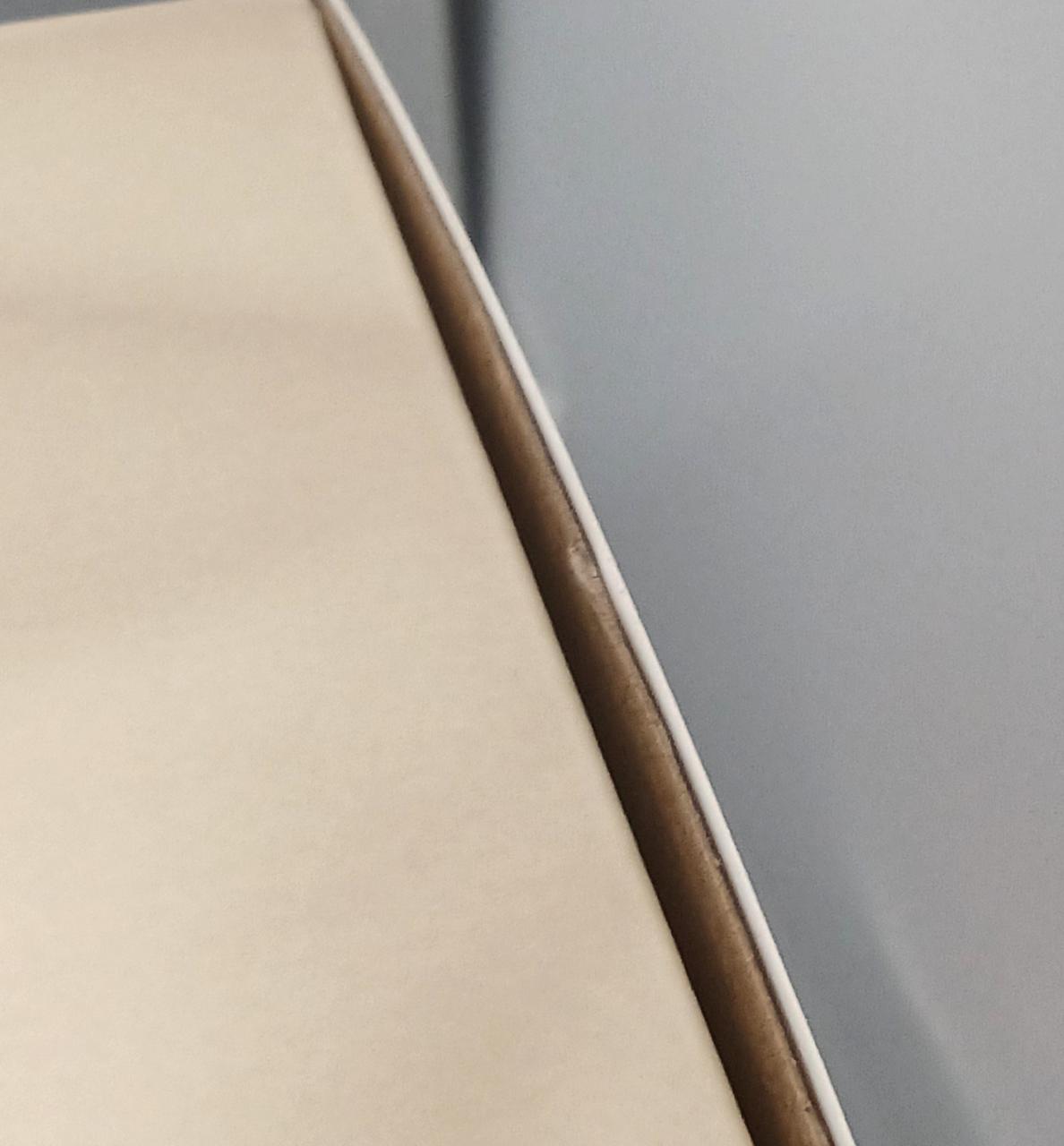 箱に痛みが見受けられます。