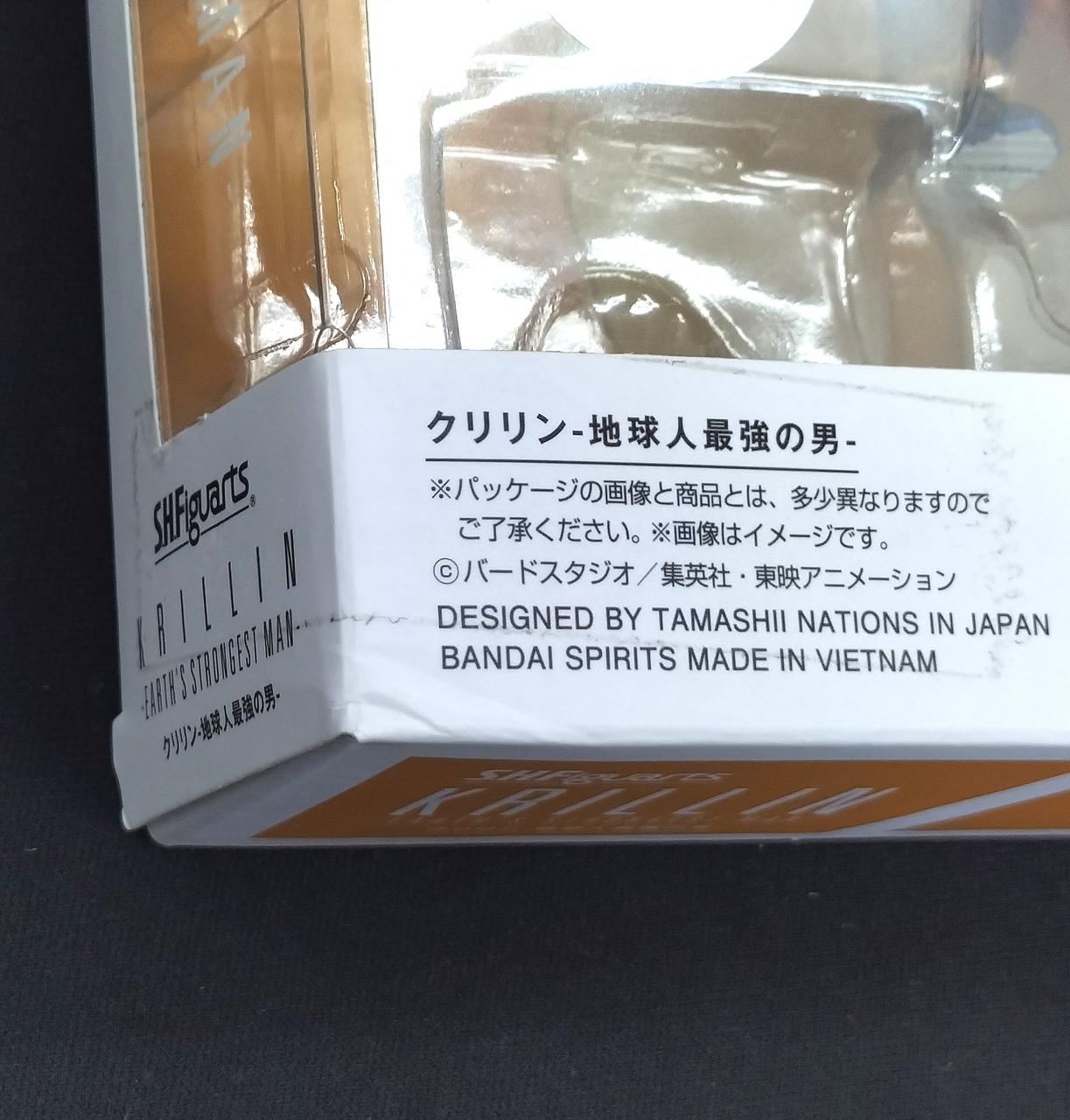 箱にシール跡、歪みが見受けられます。