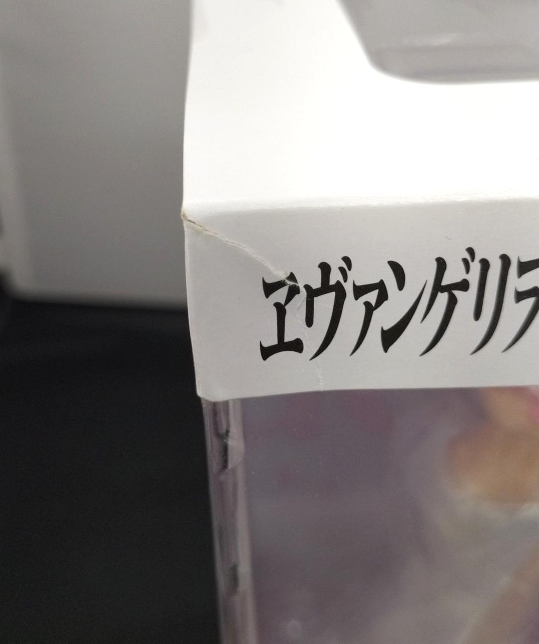 写真の箇所以外を含む箱全体に傷があります