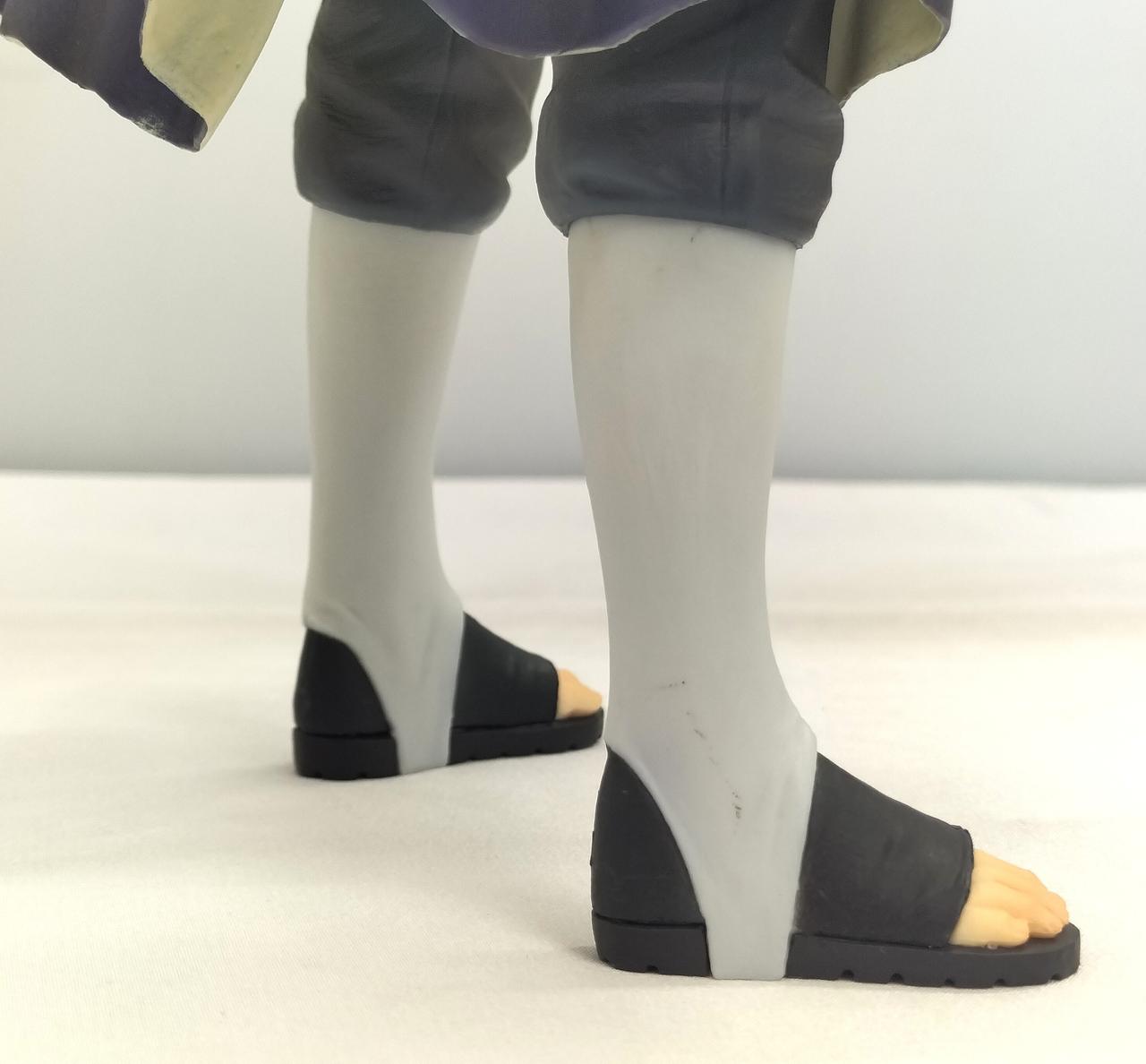 手前の脚側面に汚れが見受けられます。