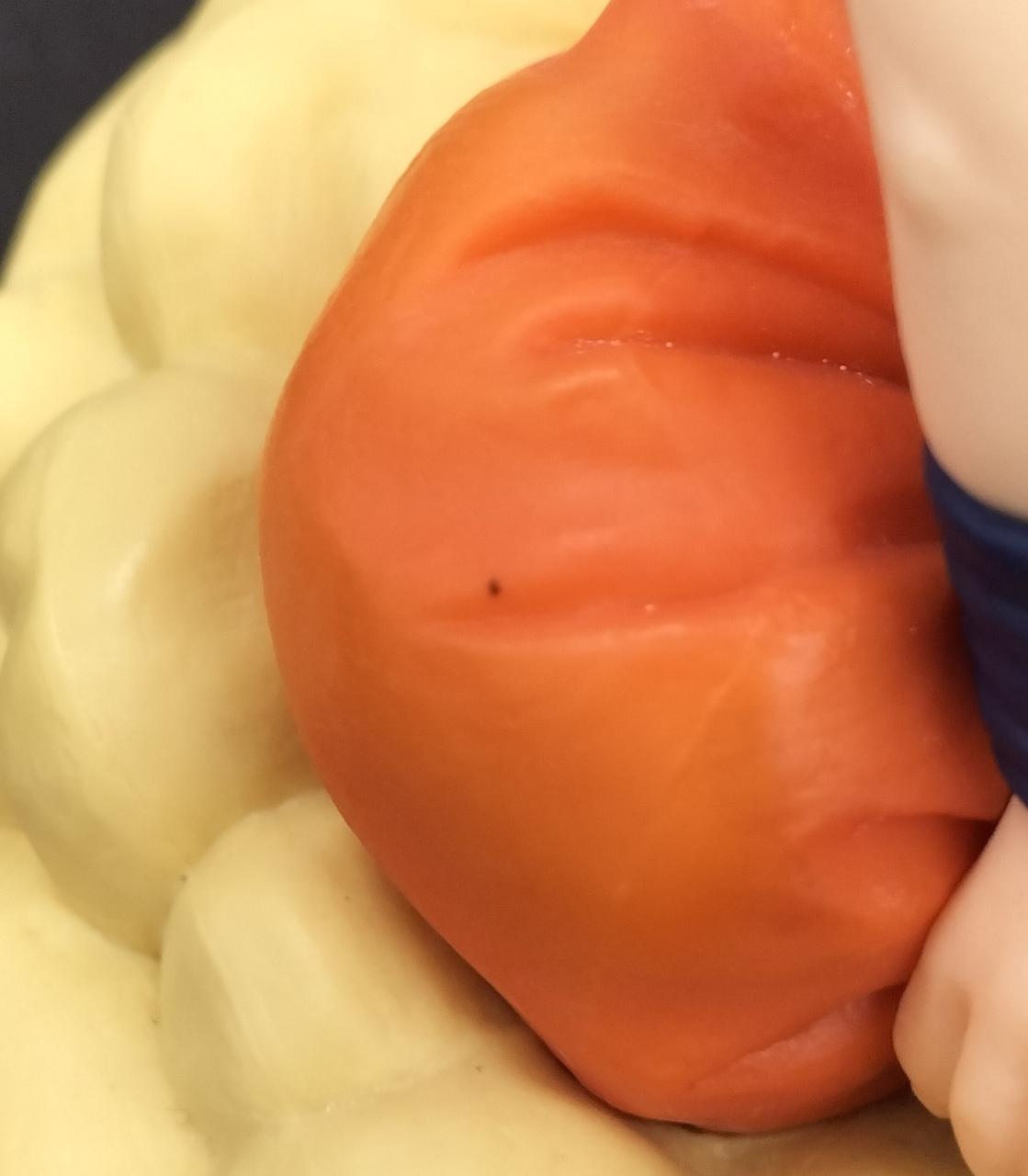 膝に汚れが見受けられます。