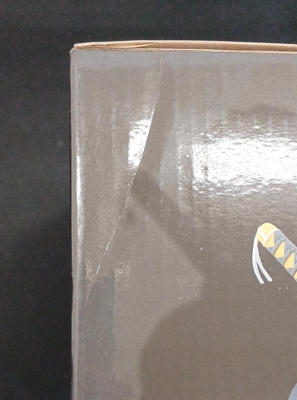 箱に傷が見受けられます。