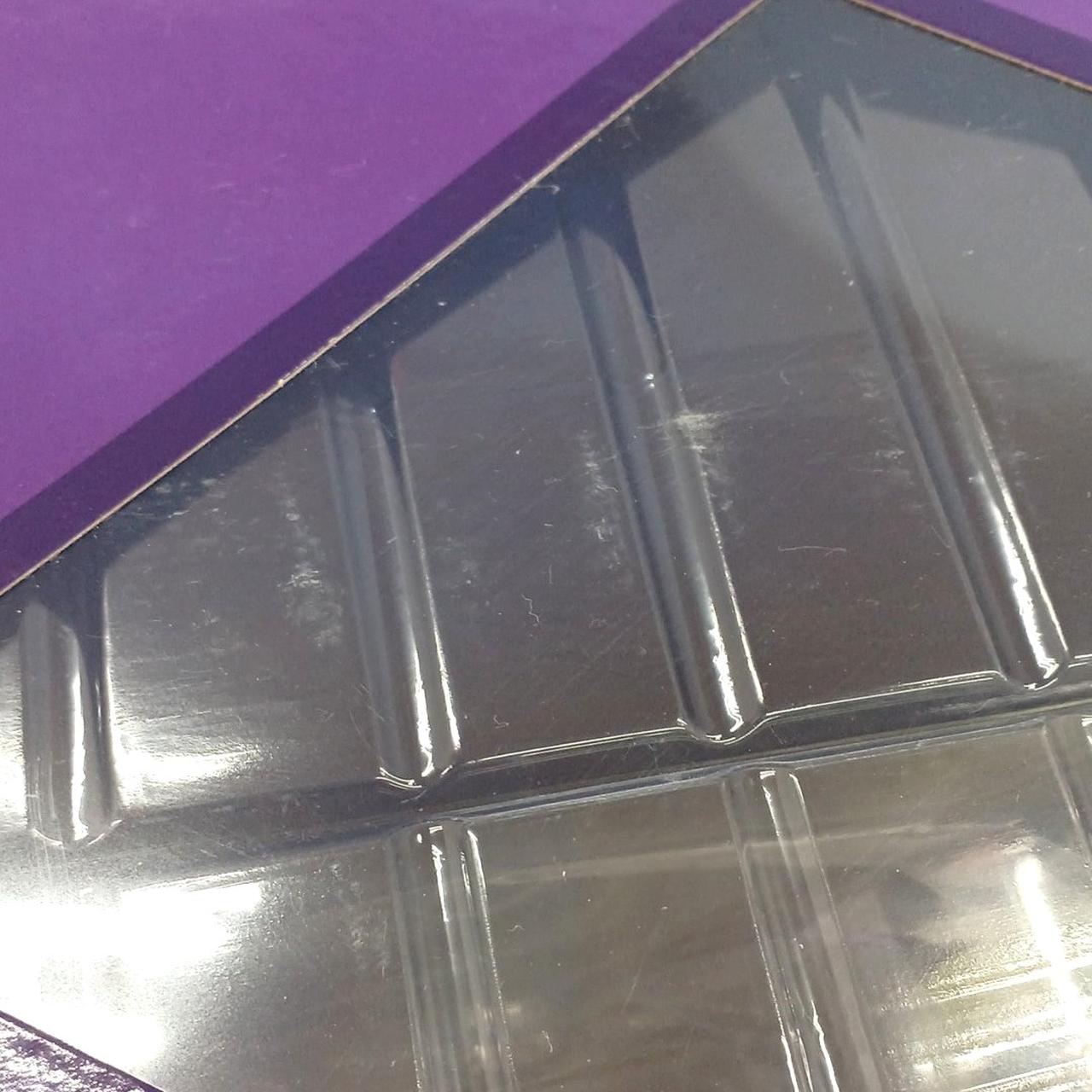 箱全体に傷、歪みが見受けられます。