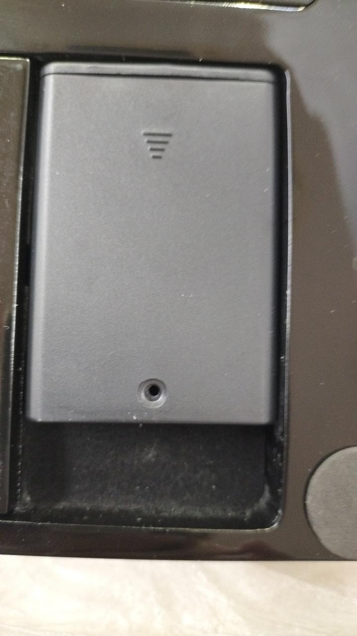 電池蓋のネジありません