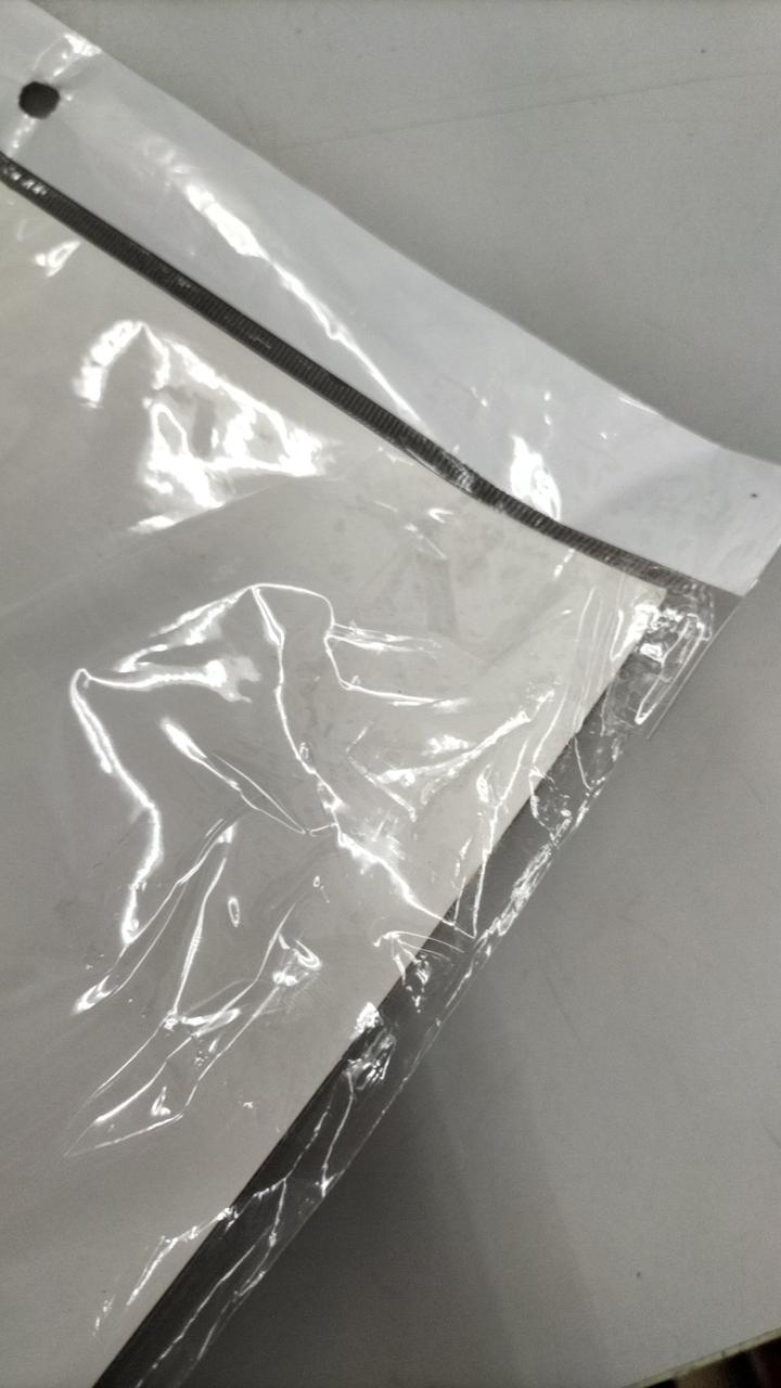 破れをテープで補修してます