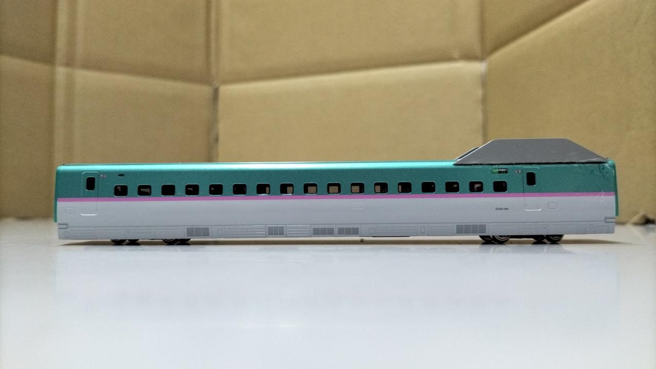 東京寄りに車体が斜めっています