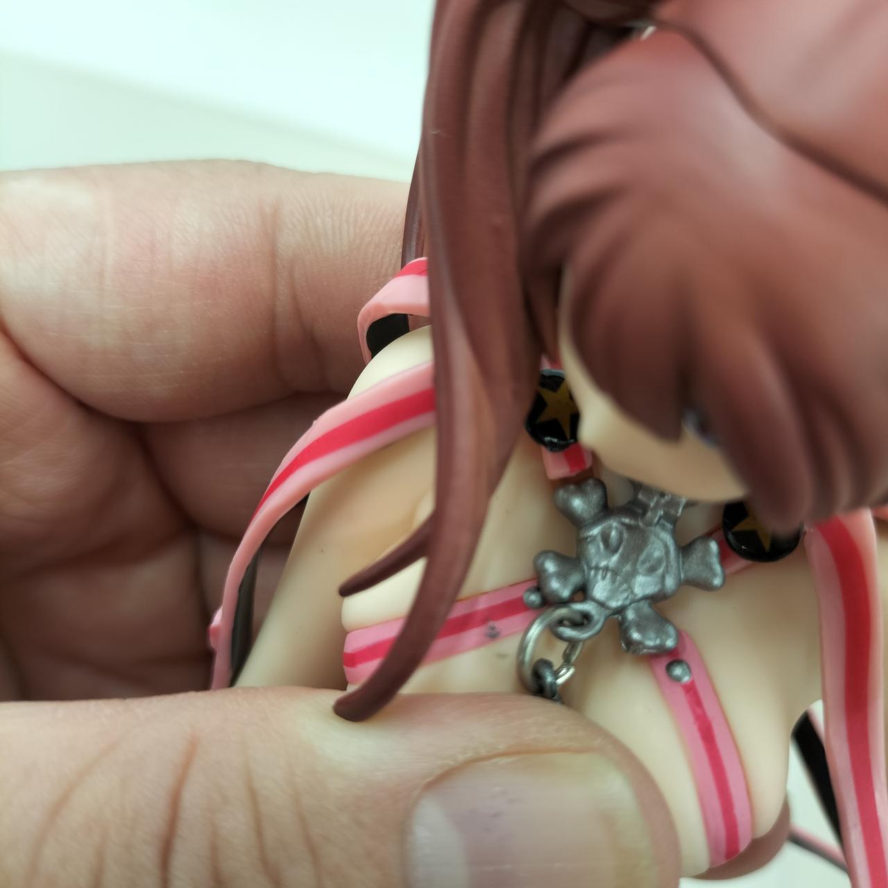 胸元にキズ・塗装移りあります