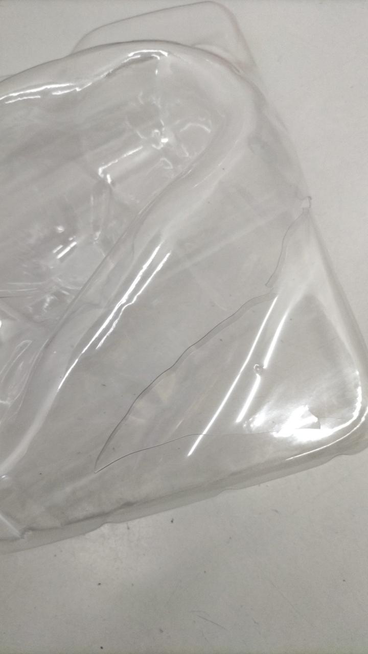 中のプラスチックに割れあり