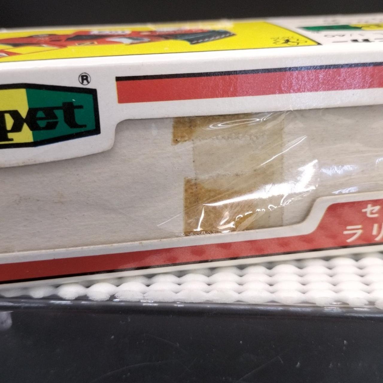 ビニール部分破れてます