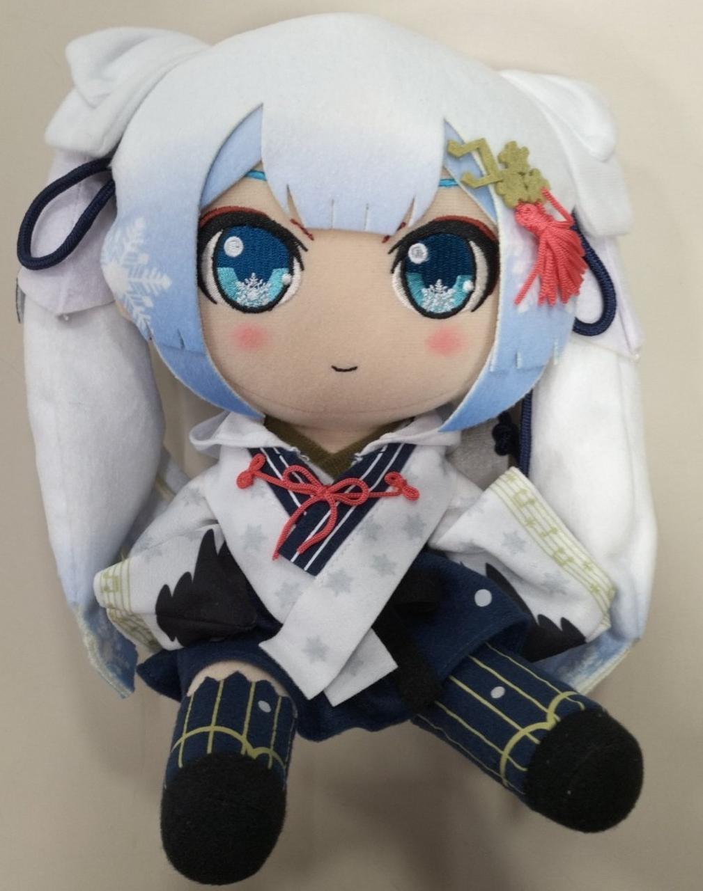雪ミク ぬいぐるみ タンチョウ巫女　Gift ユキネ 雪ミクぬいぐるみ タンチョウ巫女Ver. | グッズメーカーGift