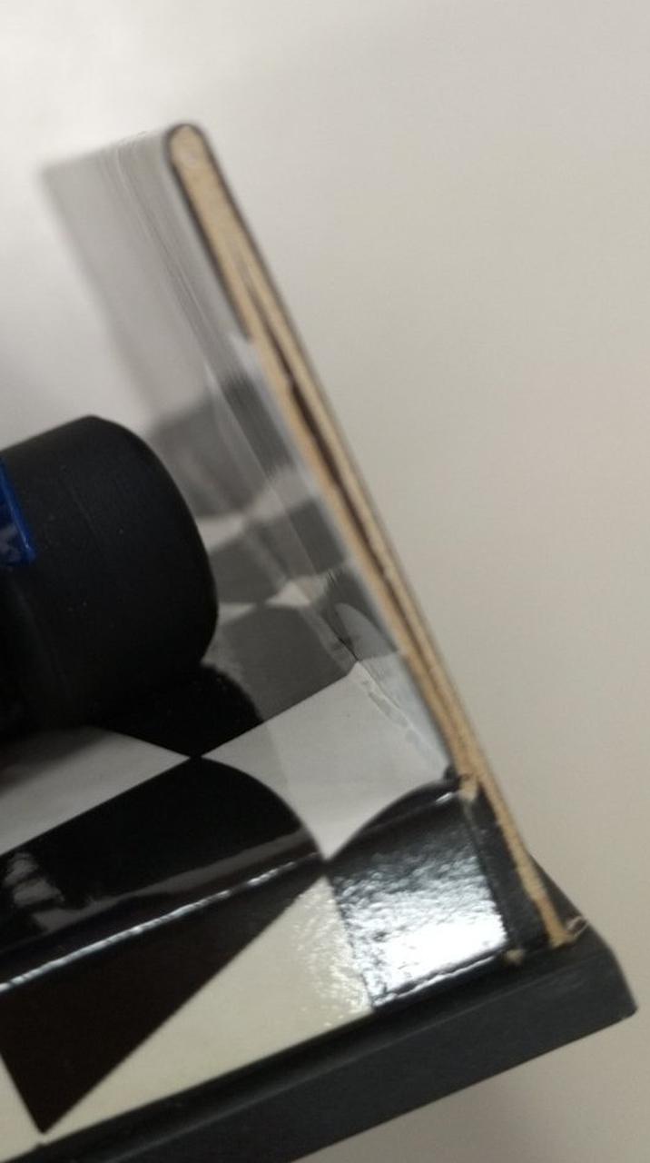 内箱台紙部分が変色しています。