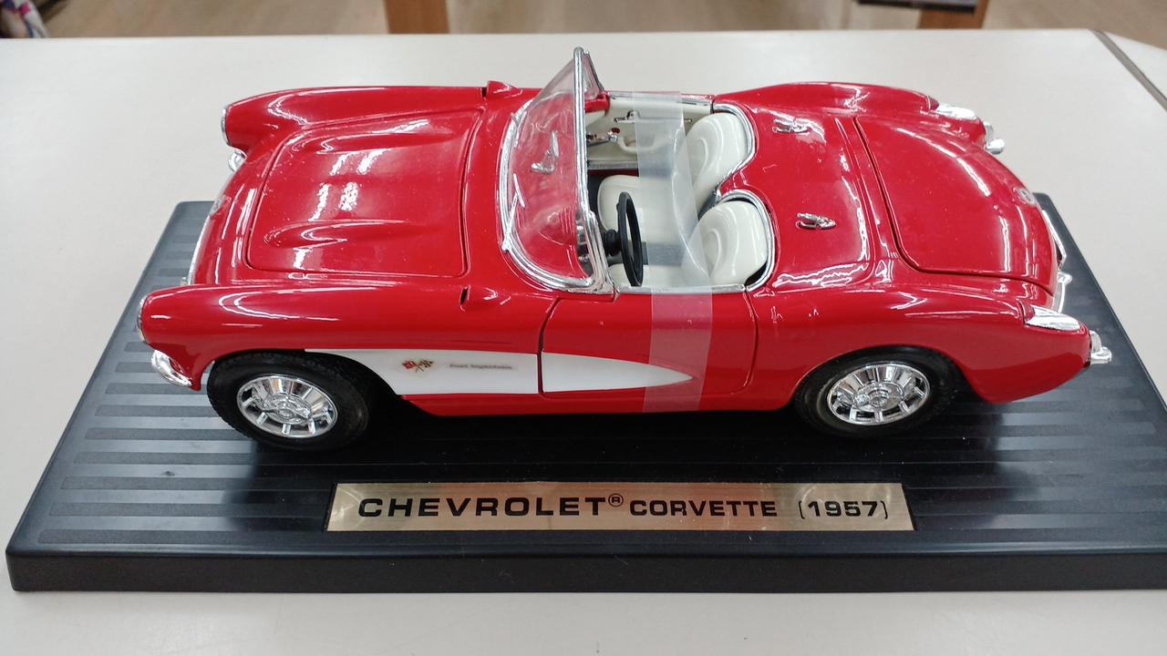 1/18 1957 CHEVROLET CORVETTE