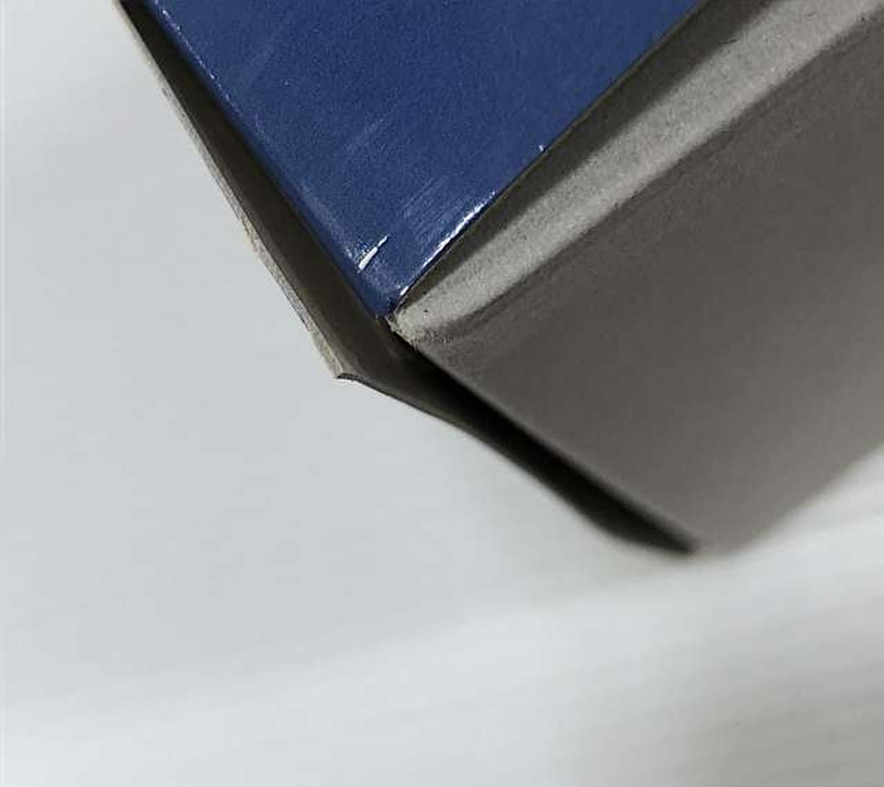 外箱一部接着がはずれかけています