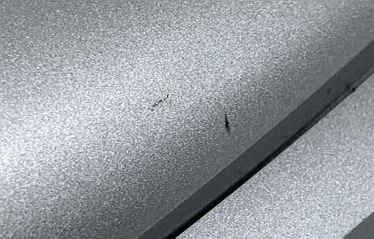 本体に細かいキズあり