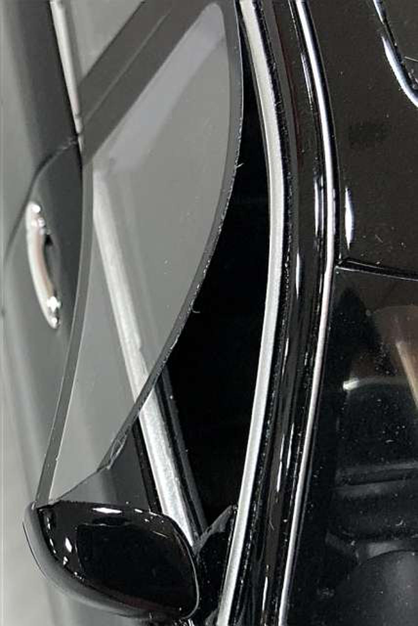 右側面の窓ガラスパーツが外れかけています