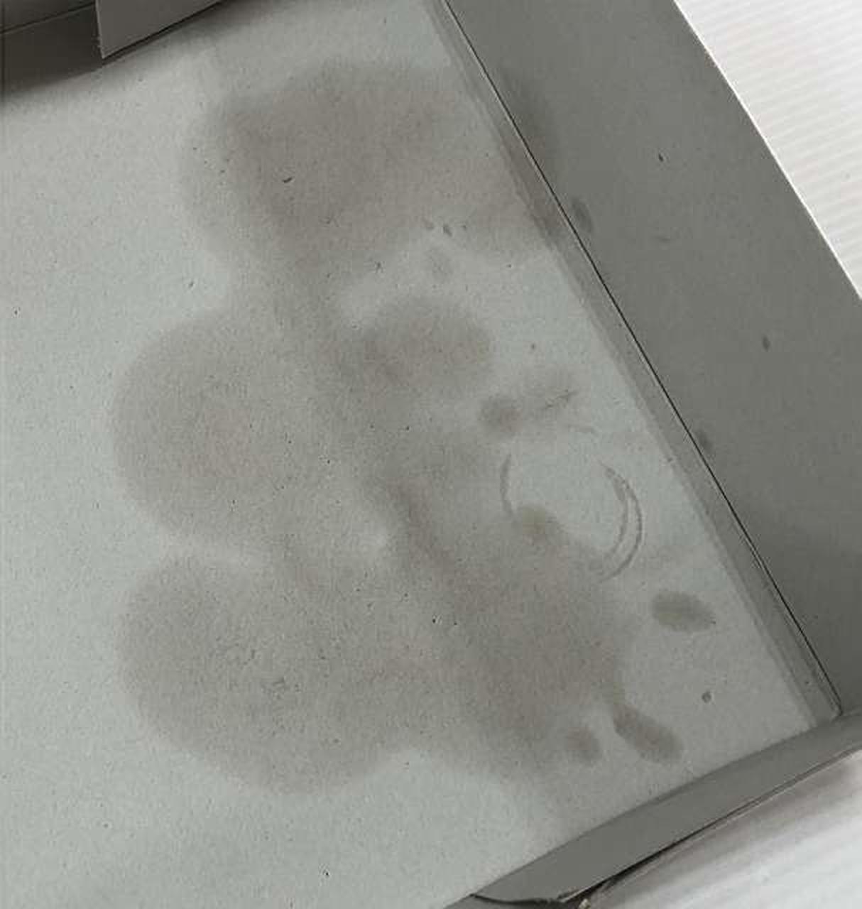 箱の内側にダメージあり