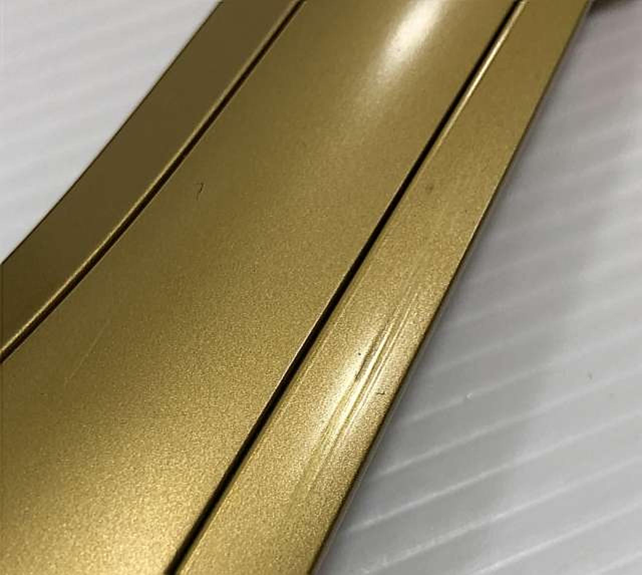 本体に細かいキズあり