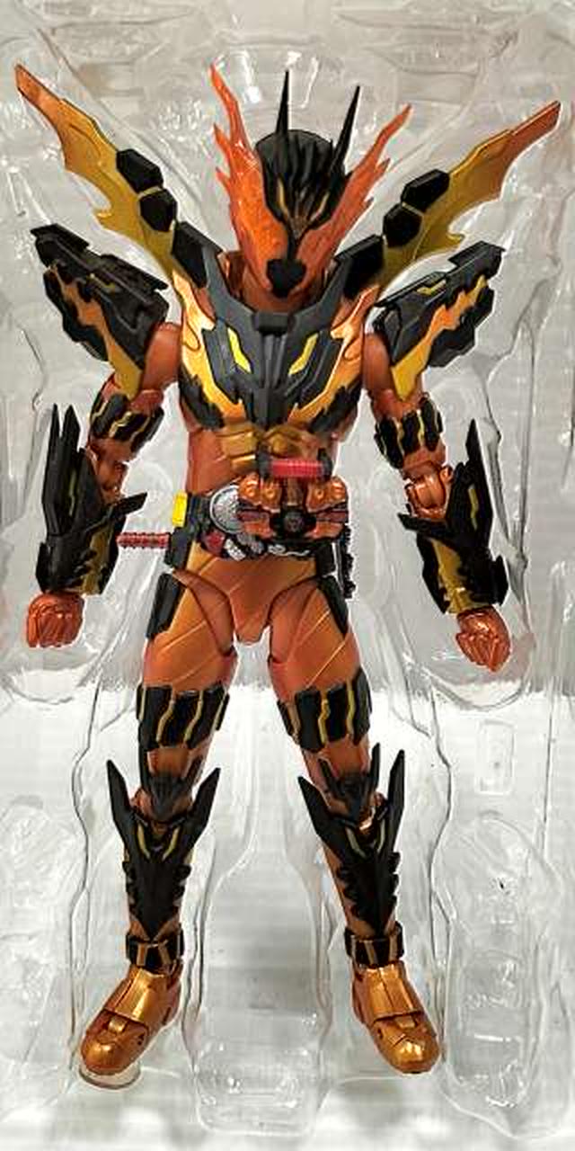 美品新品未使用SHF iguarts仮面ライダークローズマグマ バンダイ(BANDAI)|S.H.Figuarts 仮面ライダークローズマグマ|【ハード