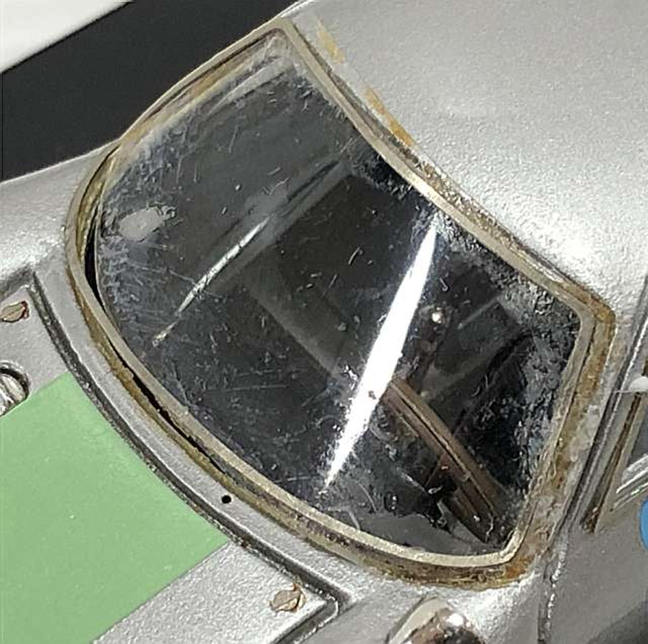 フロントガラスが外れかけています