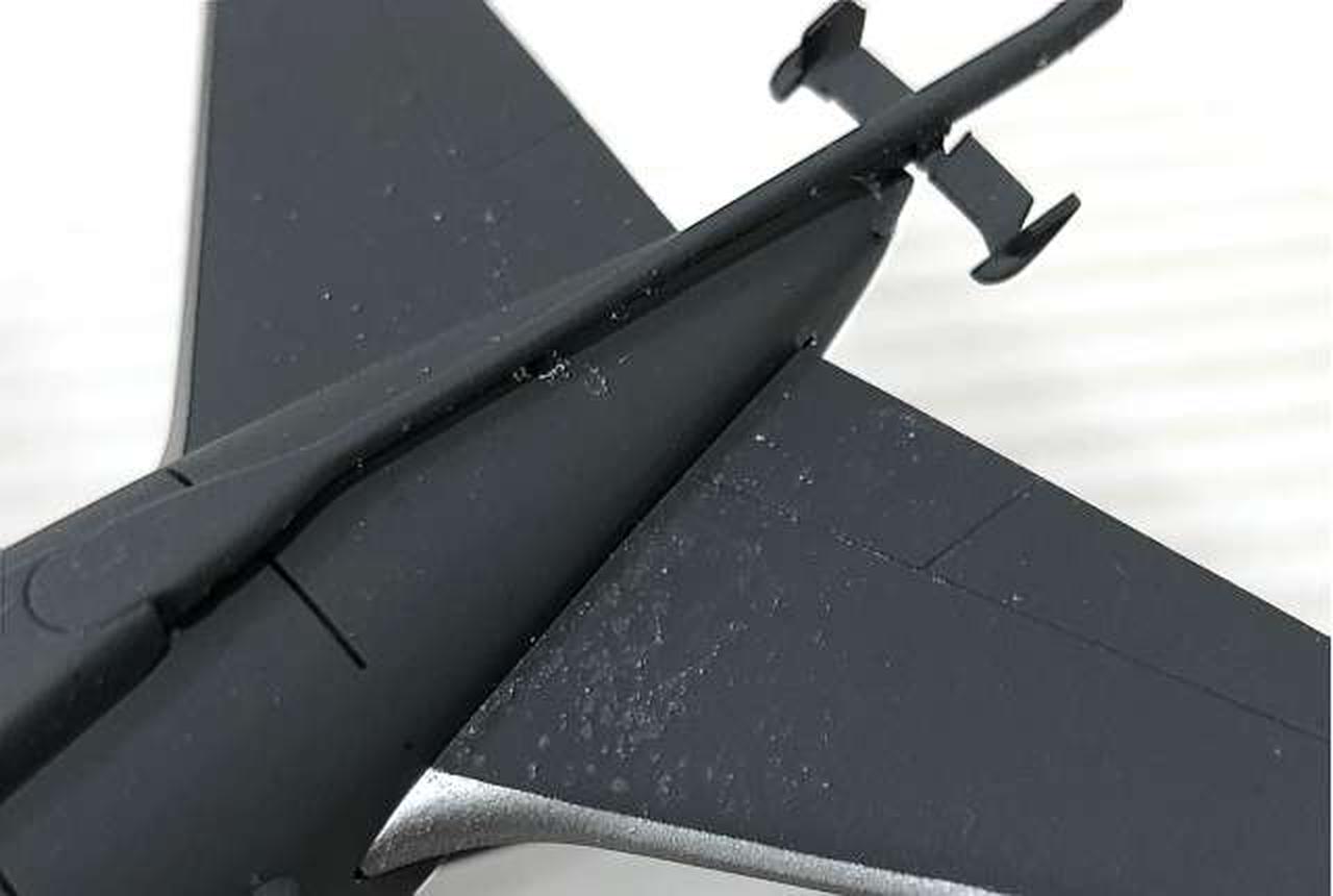 本体に塗装の汚れのようなものあり