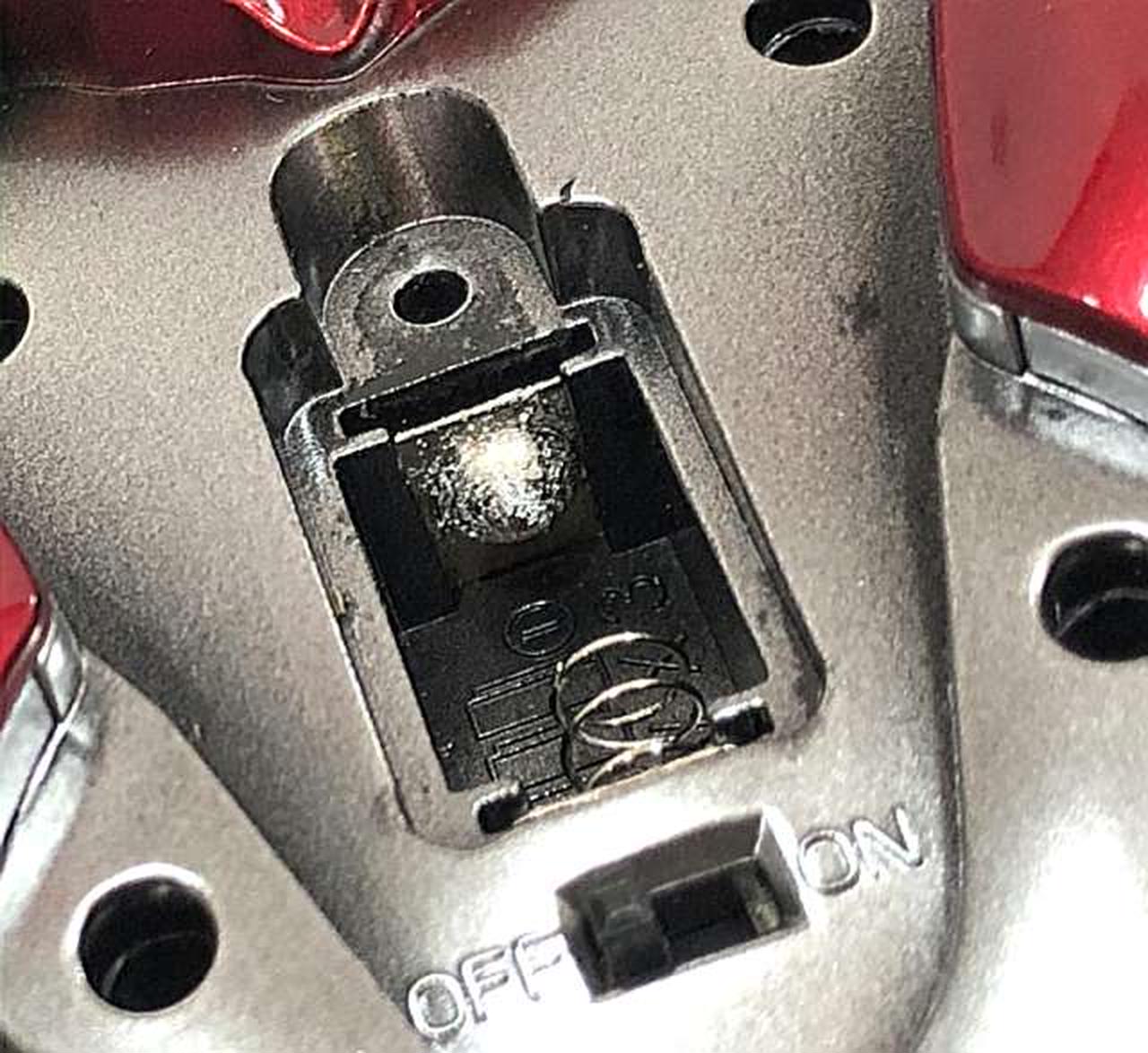 液漏れ跡のようなもの見られます。