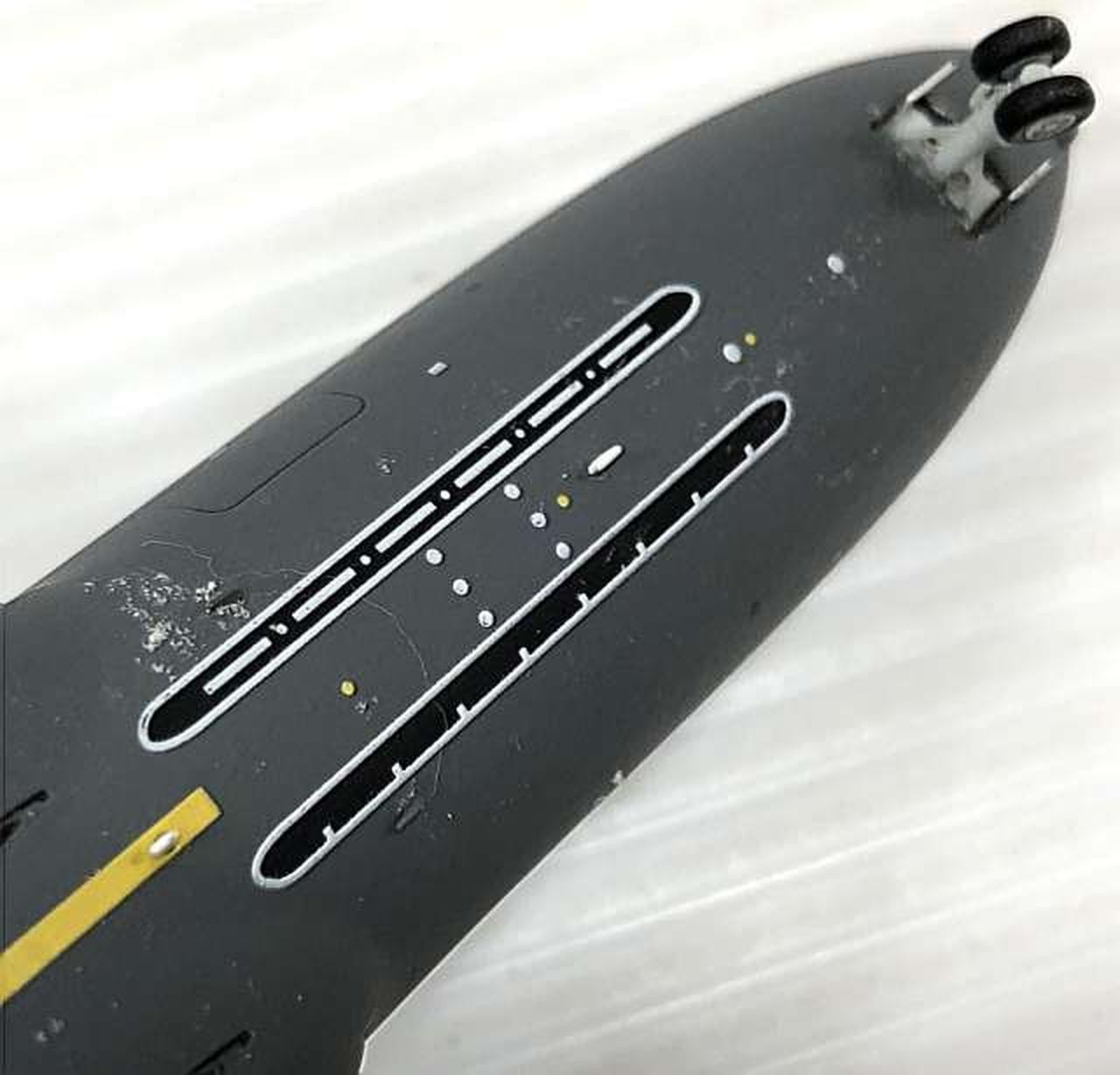 本体に塗装の汚れのようなものあり