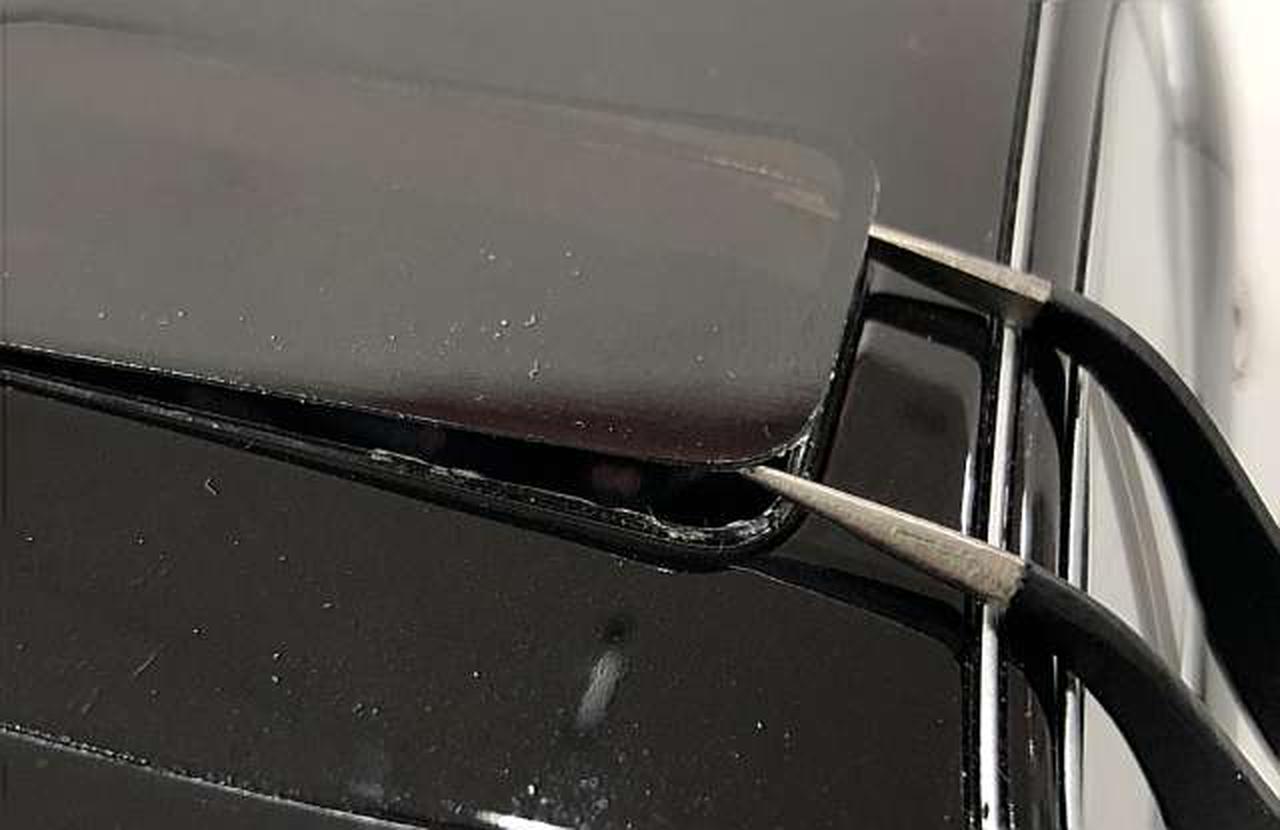 天井面のガラスパーツが外れかけています