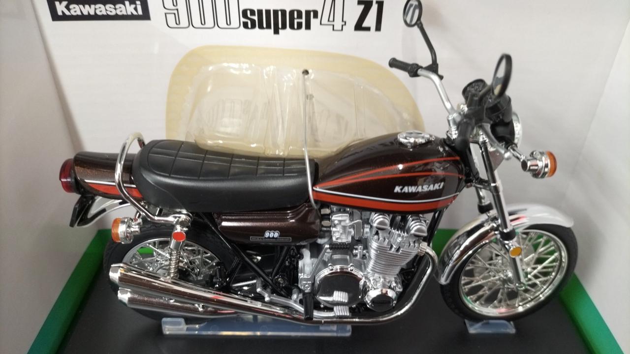アオシマ1/12カワサキZ1SUPER4 アオシマの1/12完成品バイクシリーズにZ1の新色・ブラックが登場
