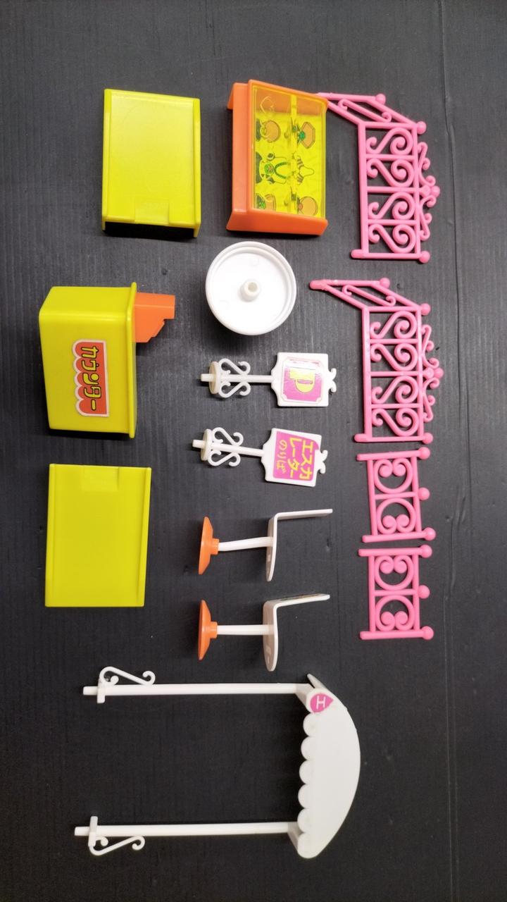 左の椅子（さくらんぼ）が後ろに傾いてます