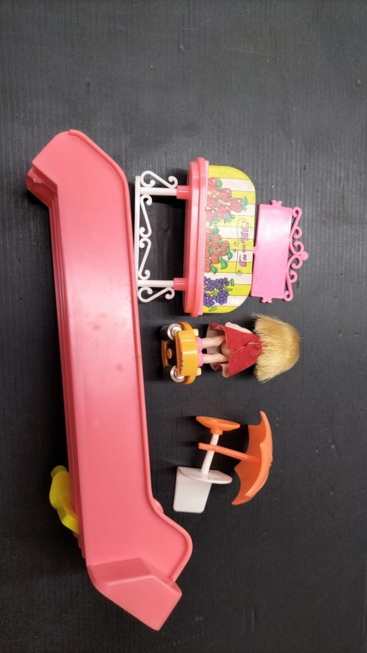 パラソルの支柱の先に噛み跡あり