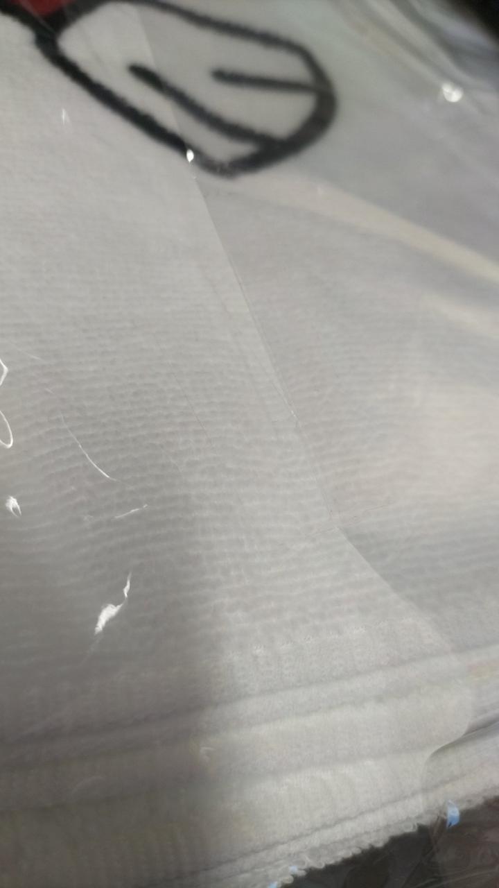 下側のテープ少し切れてます。