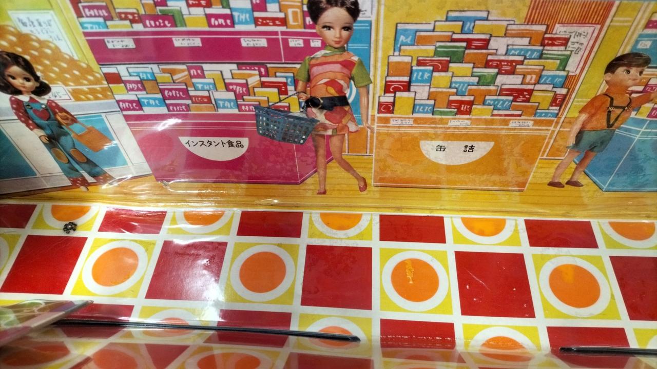 プラパッケージが、絵柄に貼り付いています