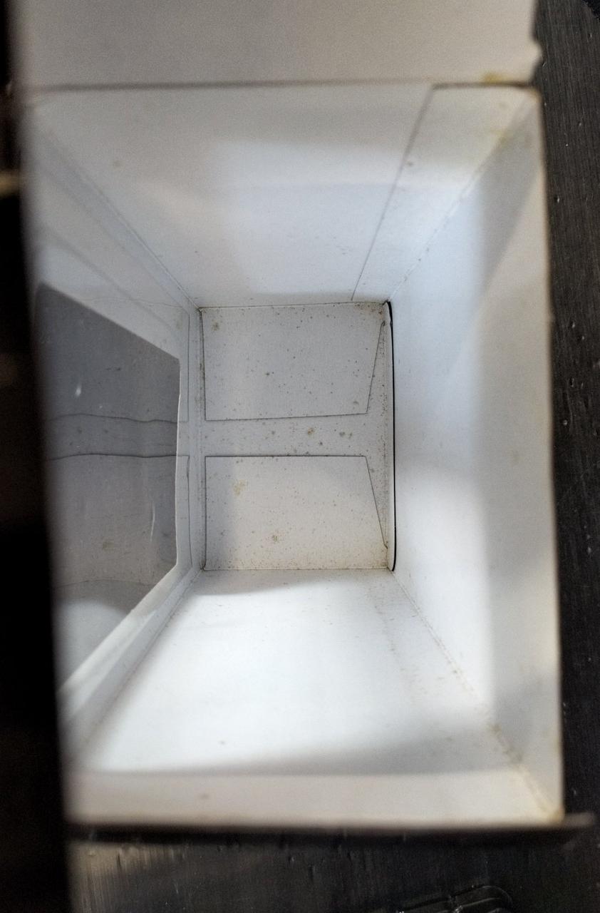 箱に汚れ多数有りです。