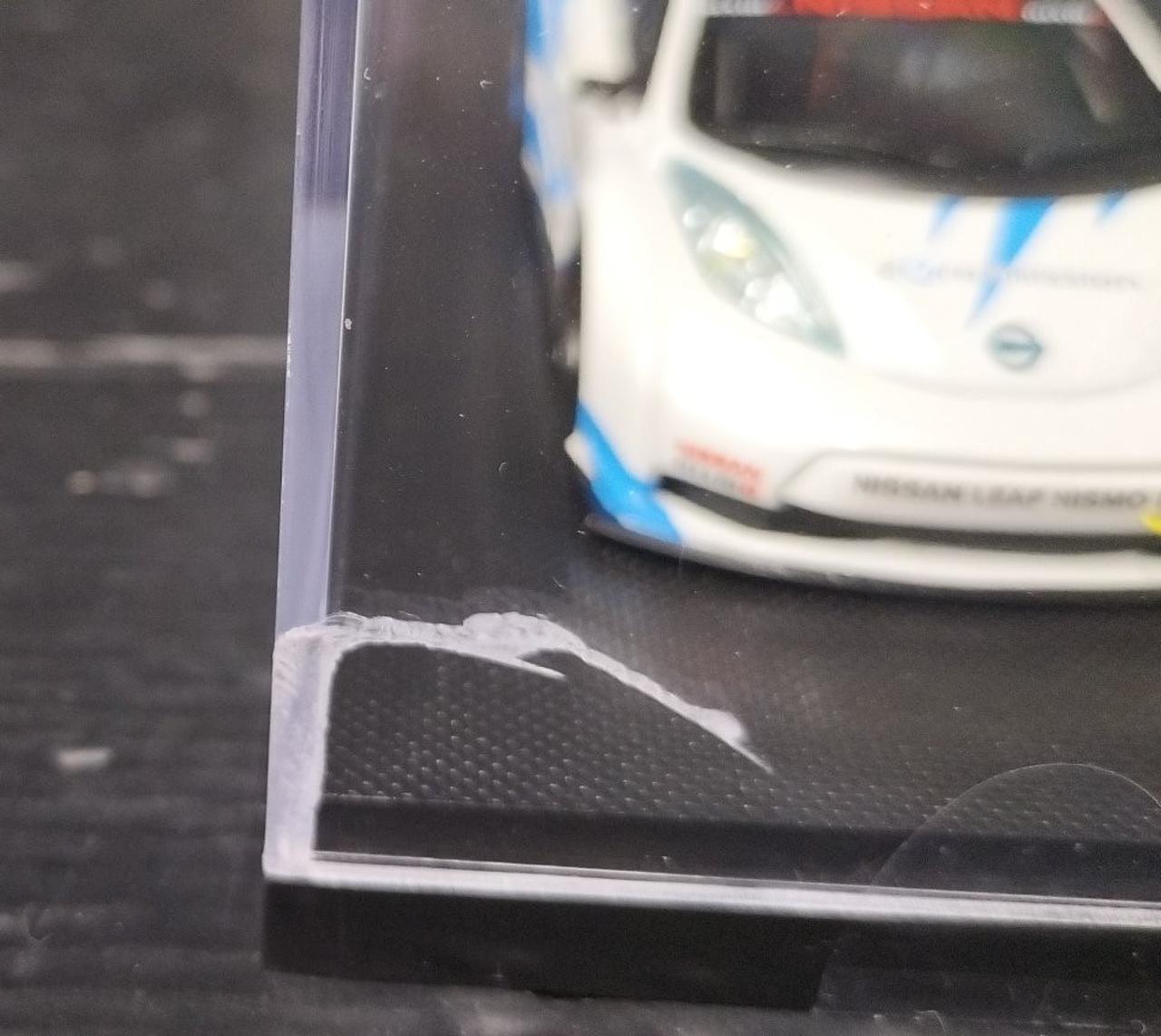 ケースにひび割れ有りです。