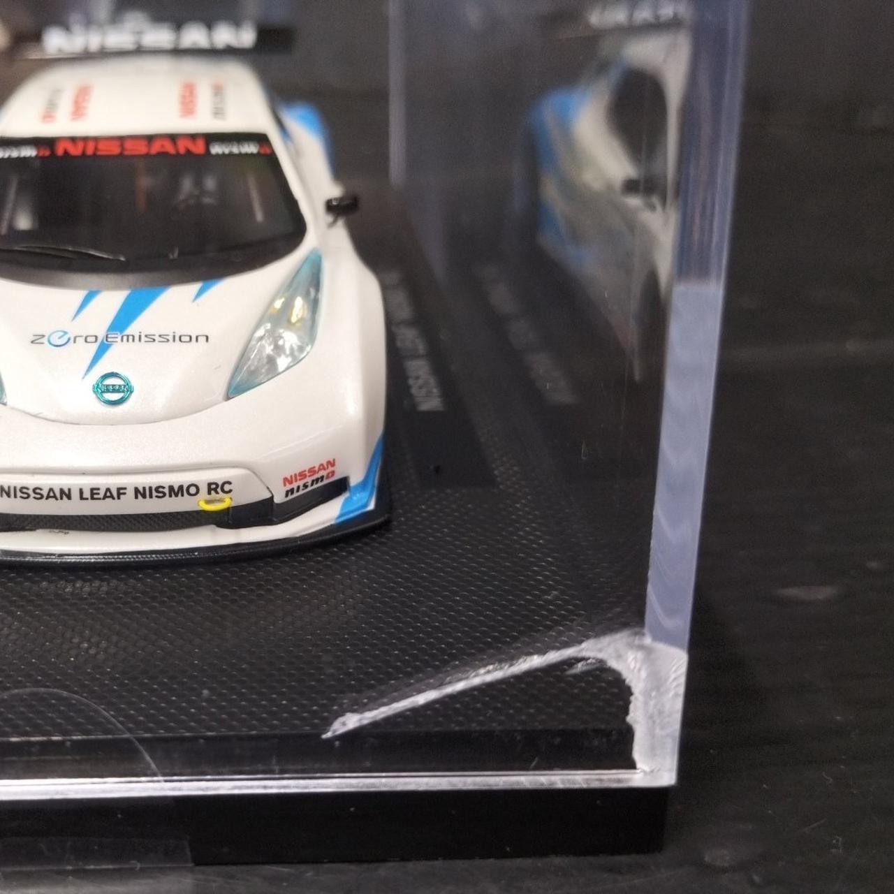 ケースにひび割れ有りです。