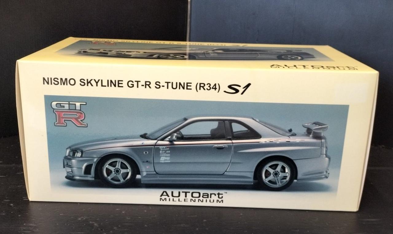 箱ヤケ有りです。